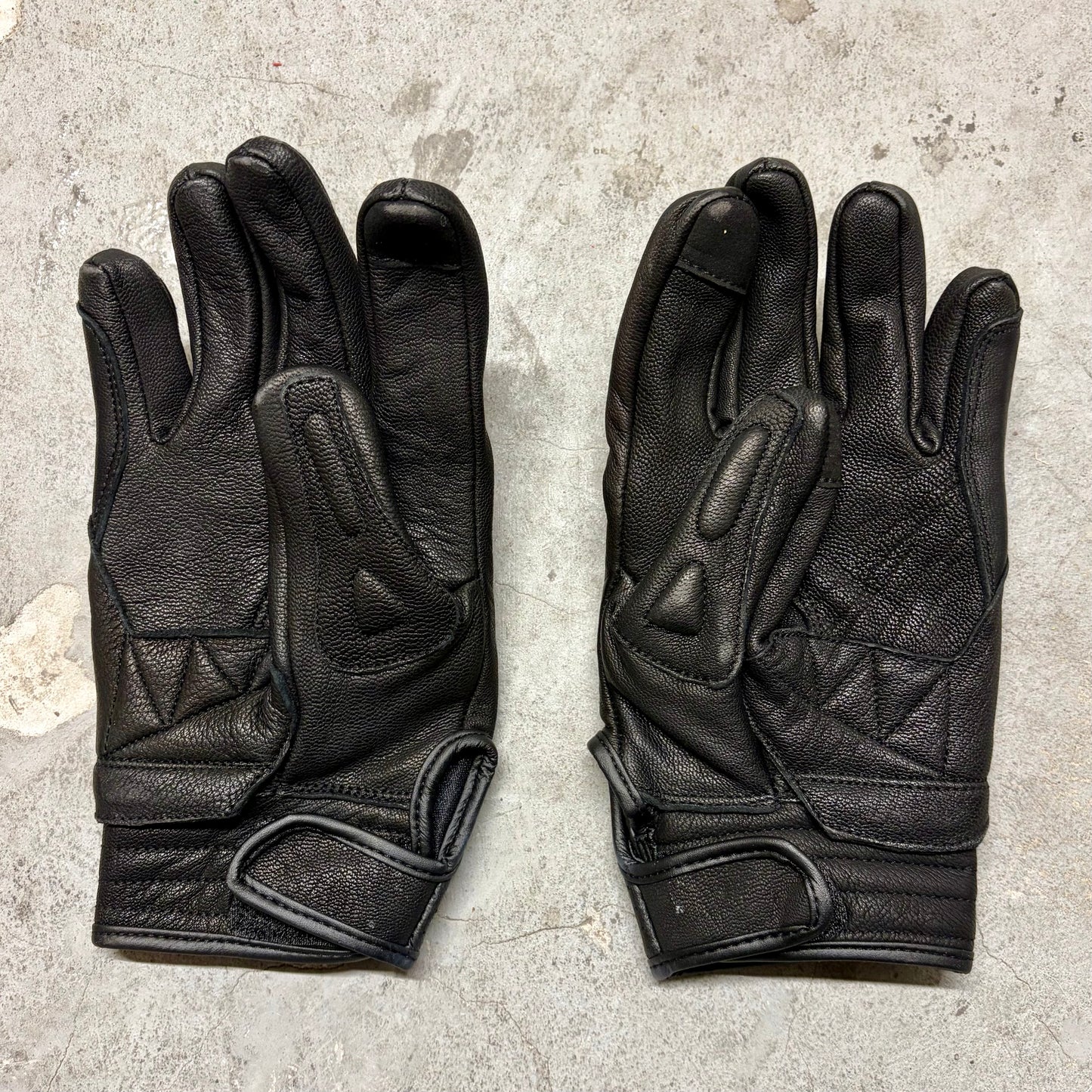 leather gloves 02.02
