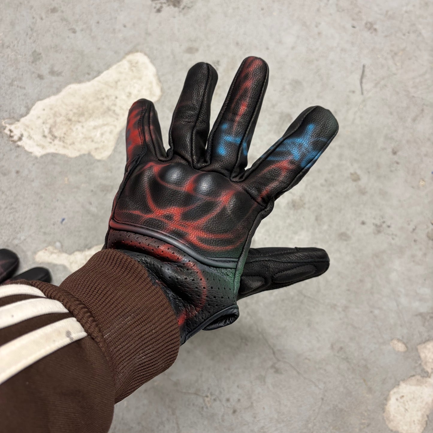 leather gloves 02.02